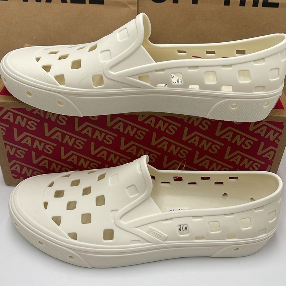 Vans WMNS Slip-On Trk Marshmallow
VN0A5HF8FS8
Sneakers - Picture 3 of 16